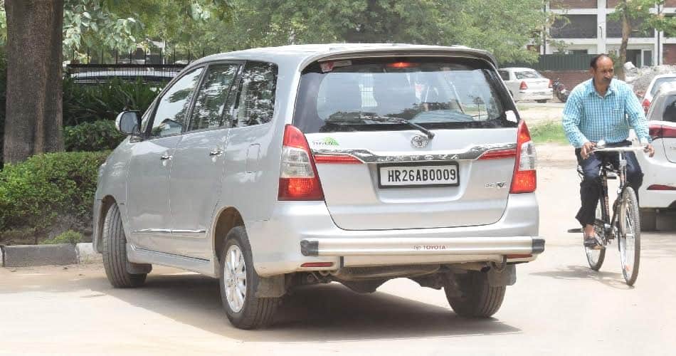 haryana congress mla shri krishan hooda car without number plate
