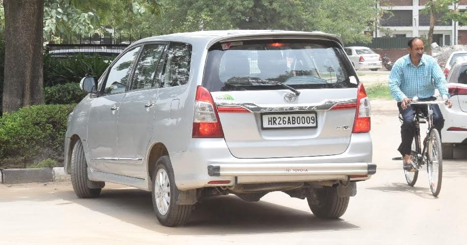 haryana congress mla shri krishan hooda car without number plate