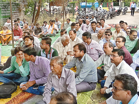 karmckariyo ne diya dharna