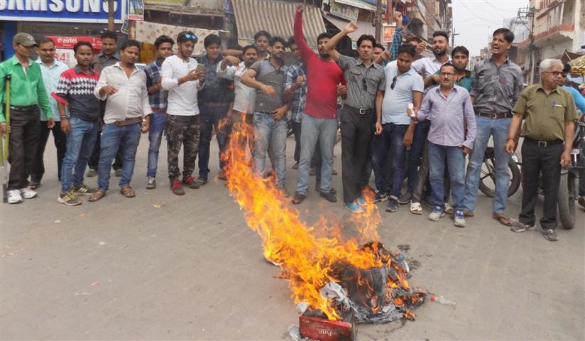 VHP, Bajrang Dal blast Mamata Banerjee's effigy