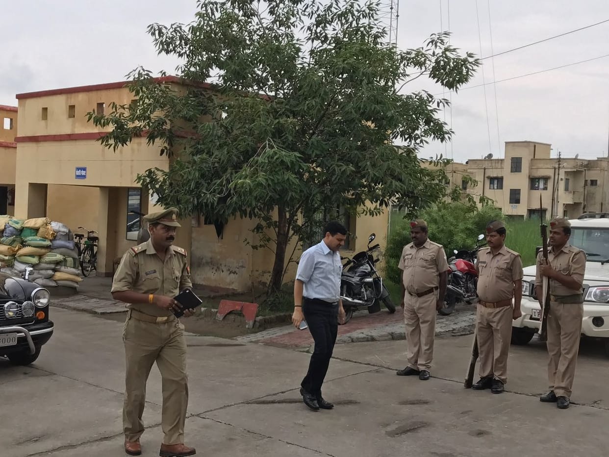 DM and SSP raids in Lucknow jail.