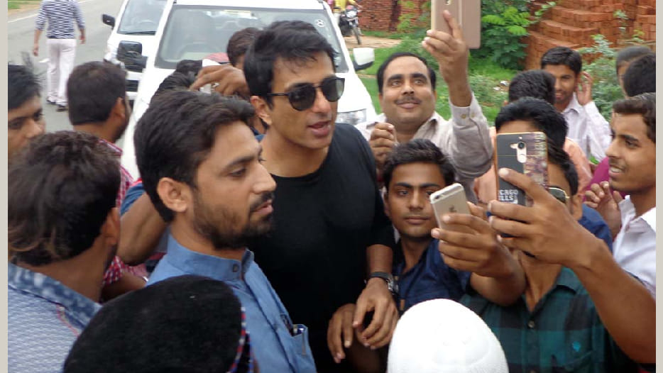 actor sonu sood says about political statements of bollywood stars