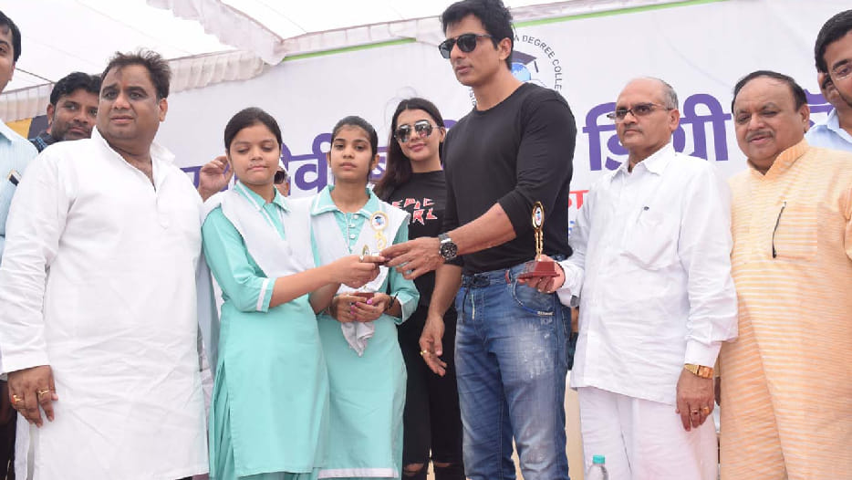 actor sonu sood says about political statements of bollywood stars