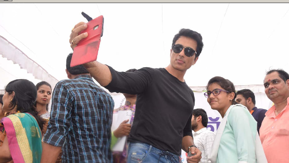 actor sonu sood says about political statements of bollywood stars