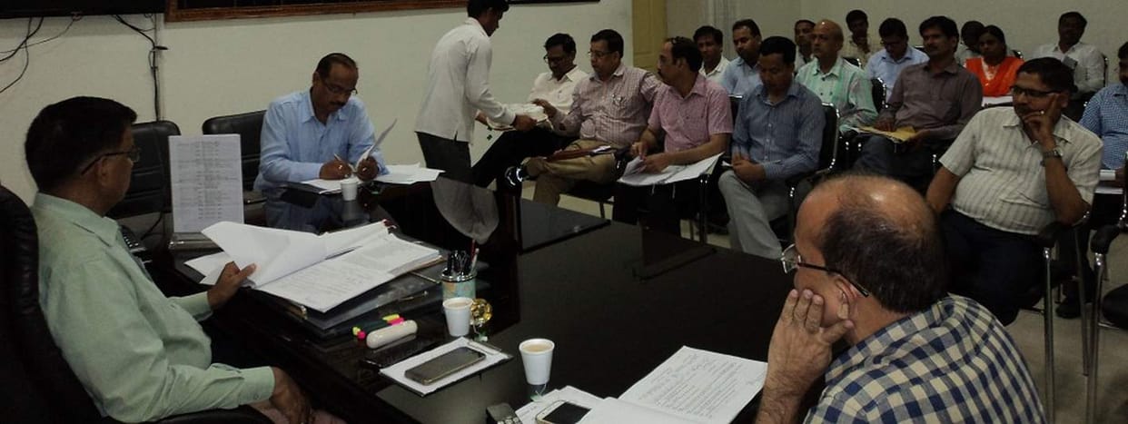 अनुपस्थित निकाय लिपिक का रोका वेतन