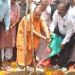 एमएमएमयूटी में पौधरोपण करते सीएम।