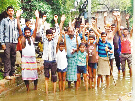 Three houses fell due to water filling, villagers demonstrated