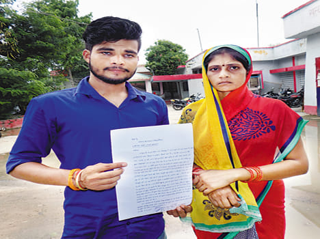 The villagers rushed to the house and plundered one and a half lakhs.