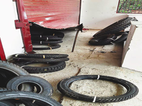 Two lakh goods crossing the shop shutter