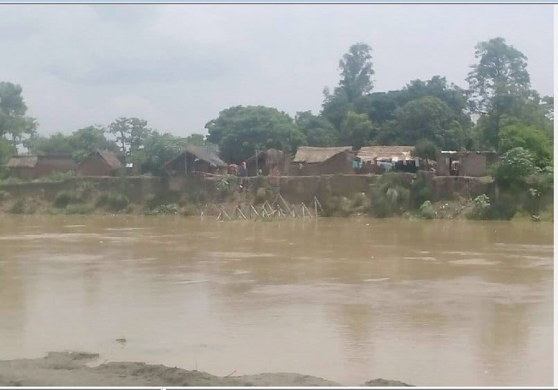  Two homes of Motipur and nine bighas of land have been drained by the Joraha River