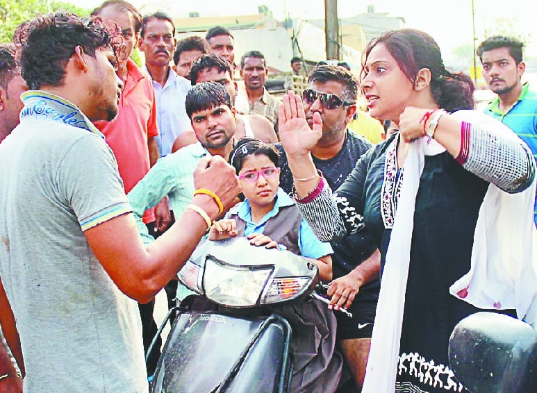 accident auto hit electric poll, many injured 