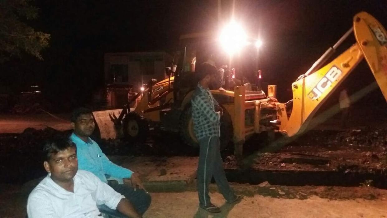 रात में कराई नालों की सफाई