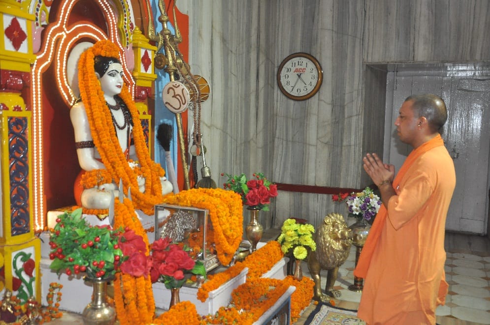मंदिर में अधिकारियों के साथ योगी ने की बैठक