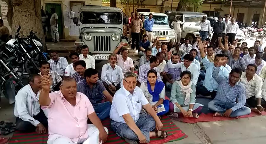 revenue inspector beaten up by encroachers in sikar 