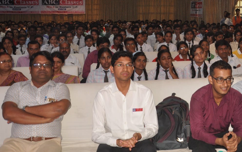 Toppers Tour : ईमानदारी, सच्ची निष्ठा से ही मिलेगा टारगेट