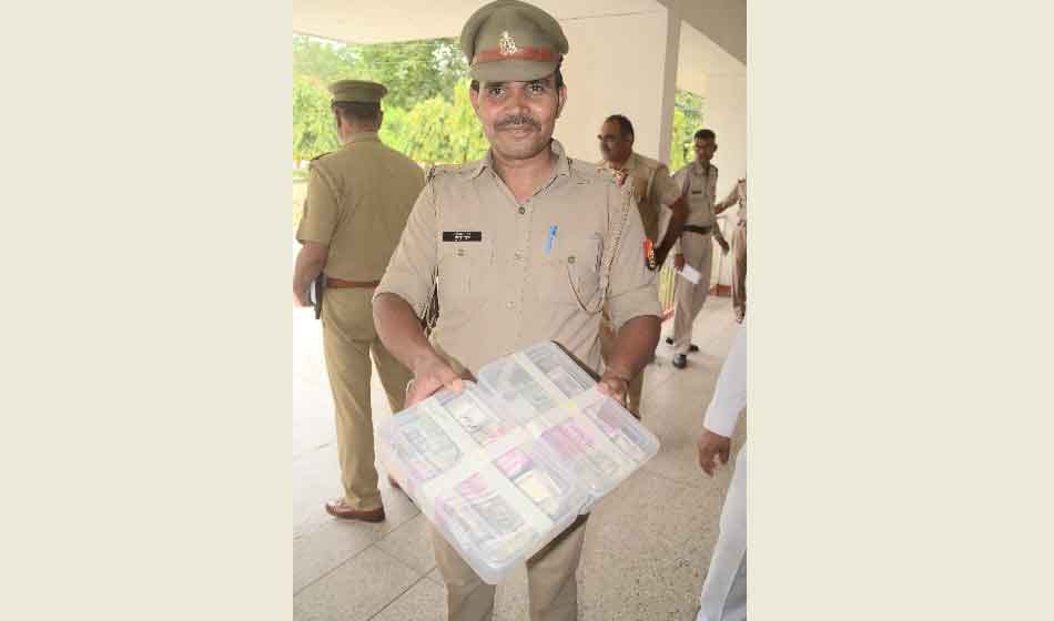 fake notes seized from ghaziabad and pak china connection made intelligence agency alert in delhi