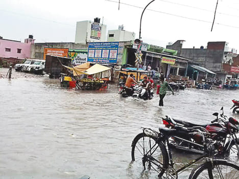 Due to the collapse of the signal system, one hour interrupted Delhi Howrah railroad