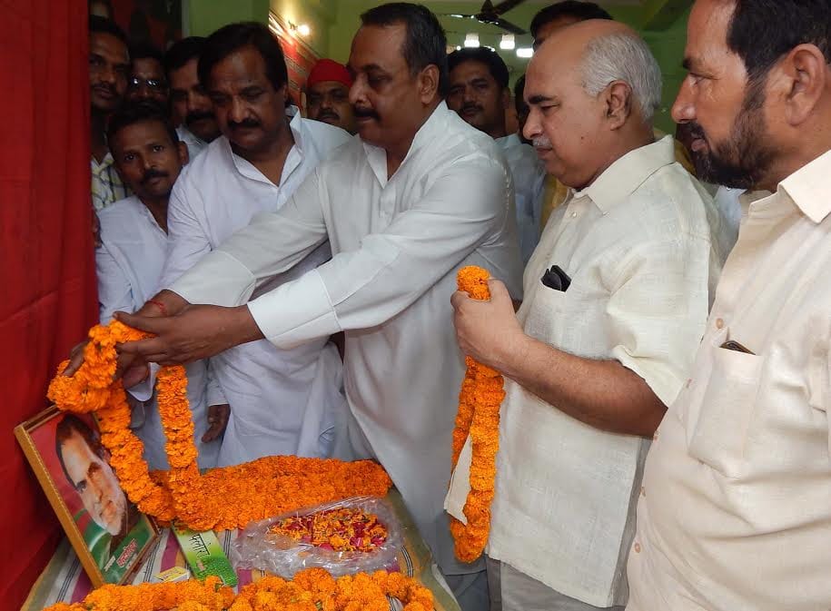 सपाइयों ने चंद्रशेखर का दी श्रद्धांजलि