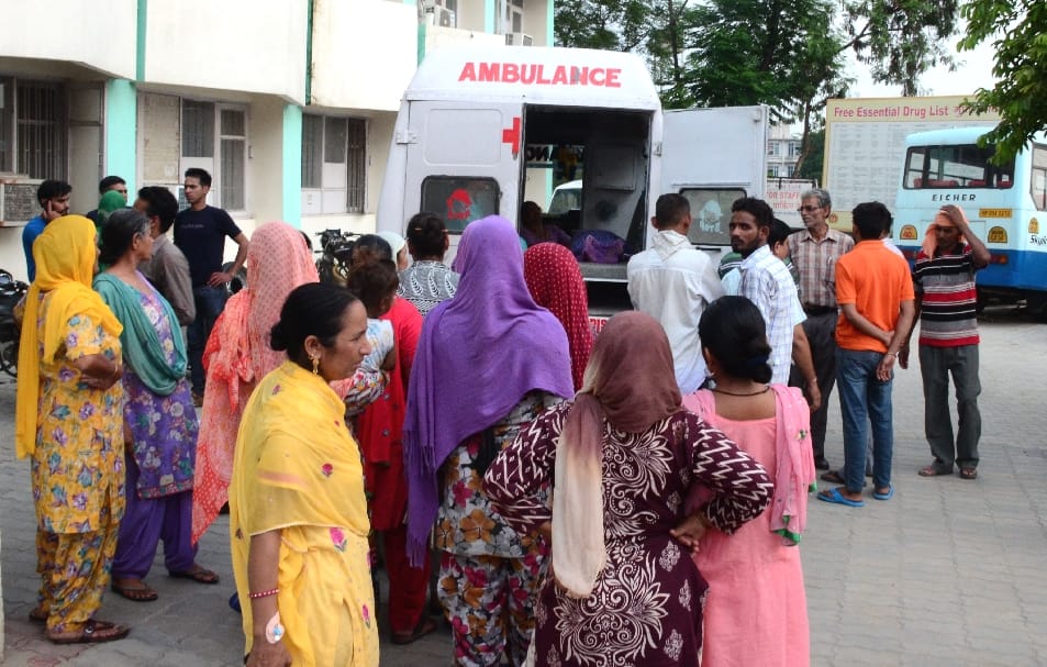 अस्पताल से गर्भवती को टरकाया, रास्ते में हुआ प्रसव