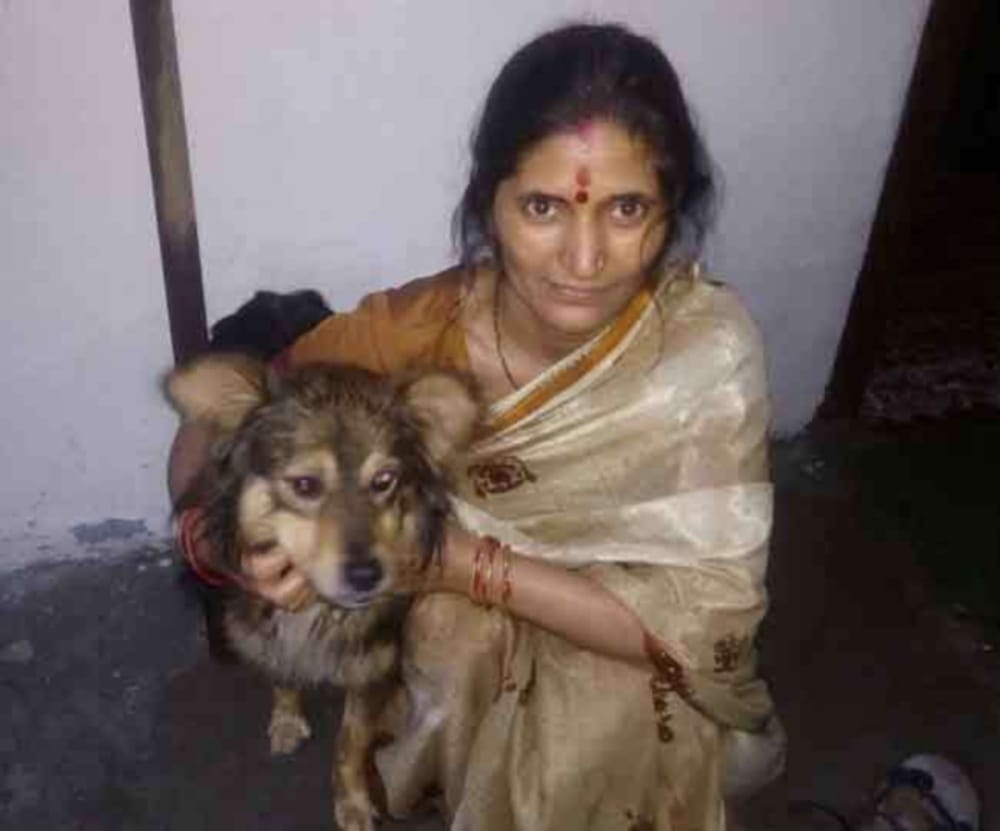 women saved her dog from leopard