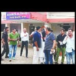 नजीबाबाद में आतंकवादी गतिविधियों के आरोपी कदीर (घेरे में) को ले जाती पुलिस।