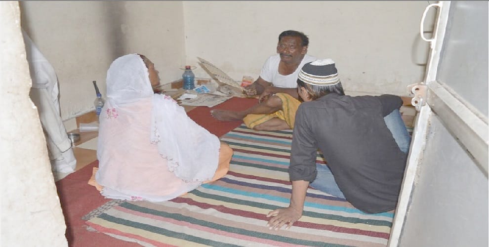 The game of Tantra caught in the toilet of tahsil, woman was made a mess