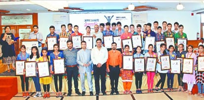 uttarakhand brillant students honored by chief minister trivendra singh rawat