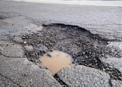 adm scold a junior engineer over potholes in alwar district in this way 
