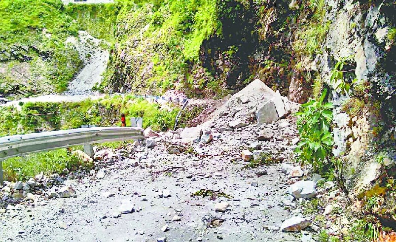 Tejam-Shama, Thal-Munasari road closed due to debris fall