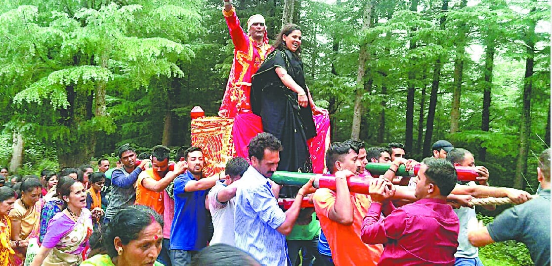 Thousands devotees visit Dola Rath Yatra