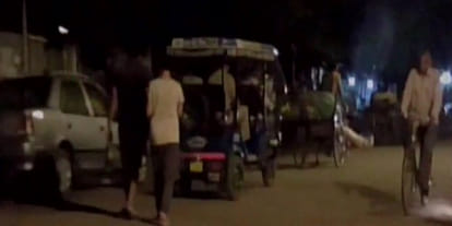 dead body of man carried in a rickshaw at banda