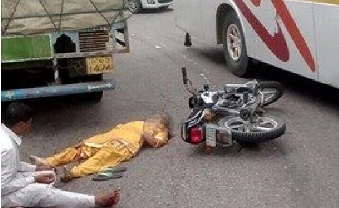 woman killed in Bike accident at Hamirpur.