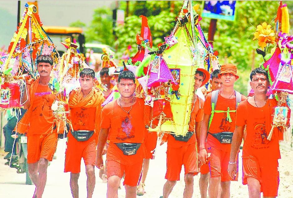 Haridwar: Parking workers beaten Kawadiyas, they broke car glass