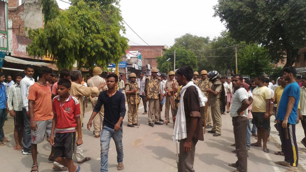 mirzapurs villagers angry after murder of man,stone attack at policeman