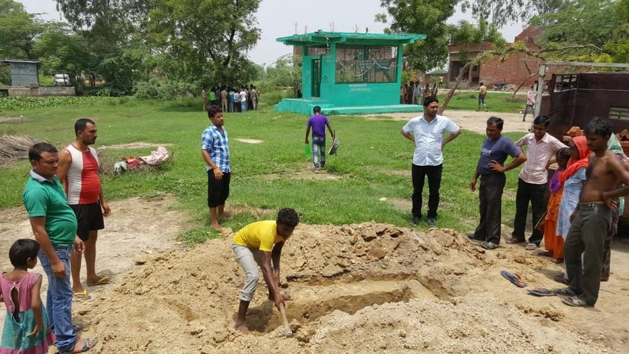 आबादी के पास कब्र खोदने पर सांप्रदायिक  तनाव