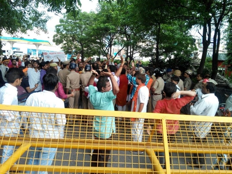 people protest on murder in lucknow.