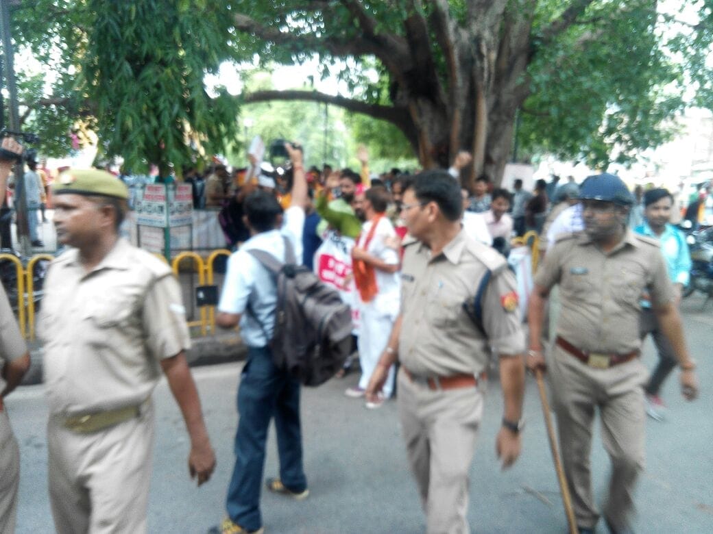 people protest on murder in lucknow.