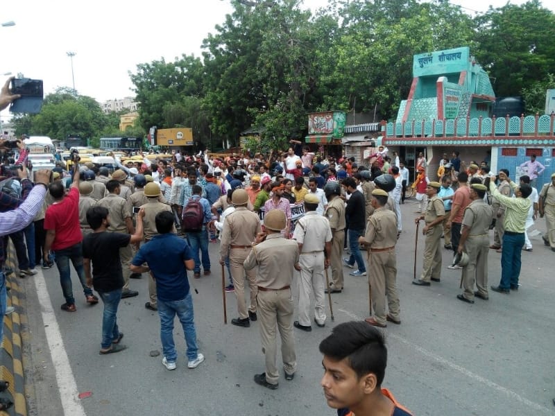 people protest on murder in lucknow.