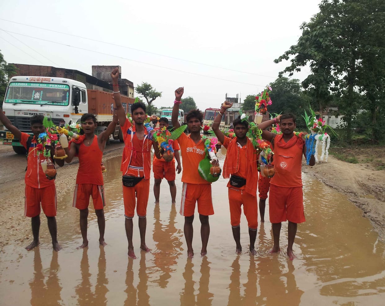 बोल बम के नारों के साथ चले शिवधाम