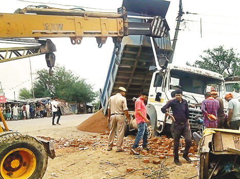 Uncontrolled overloaded dumpers break into the hotel, entering a hotel, injuring one