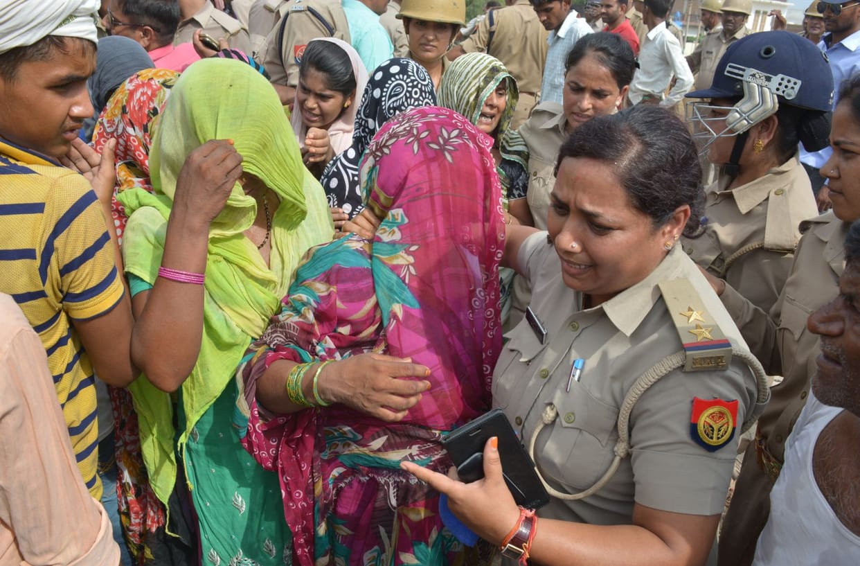 ट्रक पलटा, कई घायल , जाम लगाया
