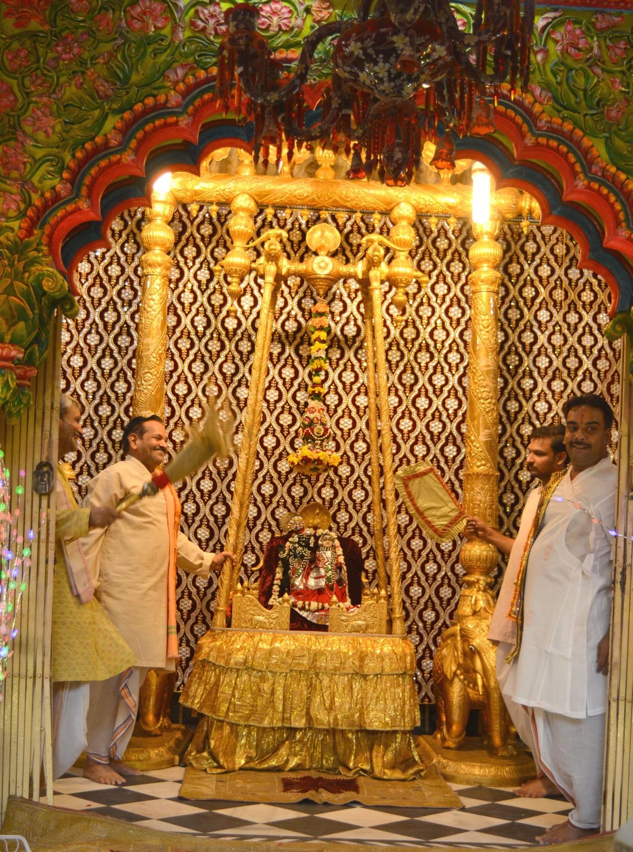 सोने, चांदी के हिंडोले में विराजे ठाकुर द्वारिकाधीश