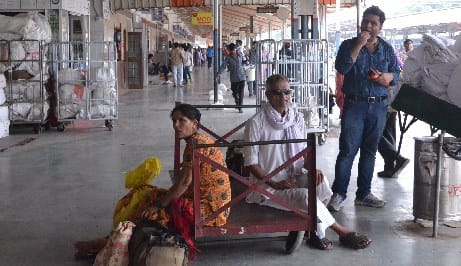 यात्री ध्यान दें, ट्रेन लेट है, जमीन पर बैठ जाएं