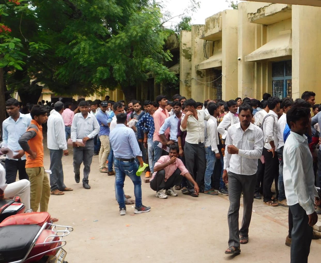 एआरटीओ कार्यालय में उमड़ी भीड़, हुई नोकझोंक
