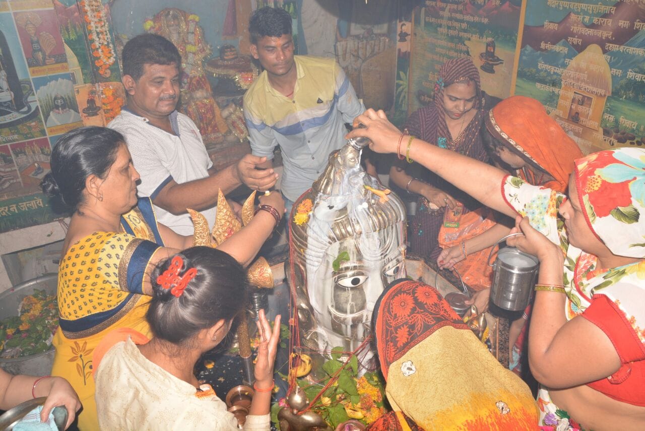 worship in the temples of lord shiva in agra
