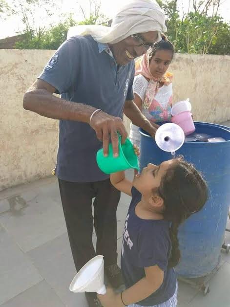 8 people serve drinking water at the railway station