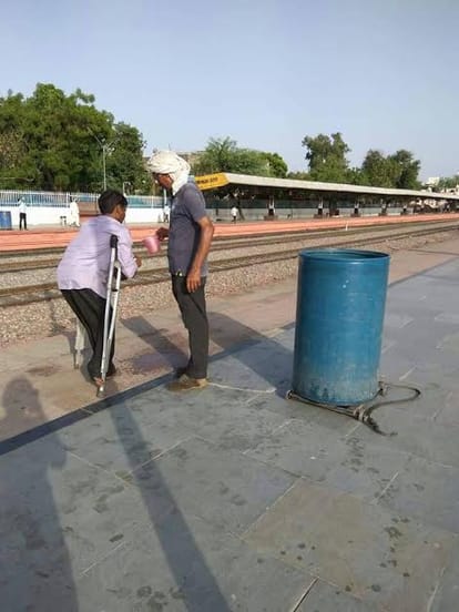 8 people serve drinking water at the railway station