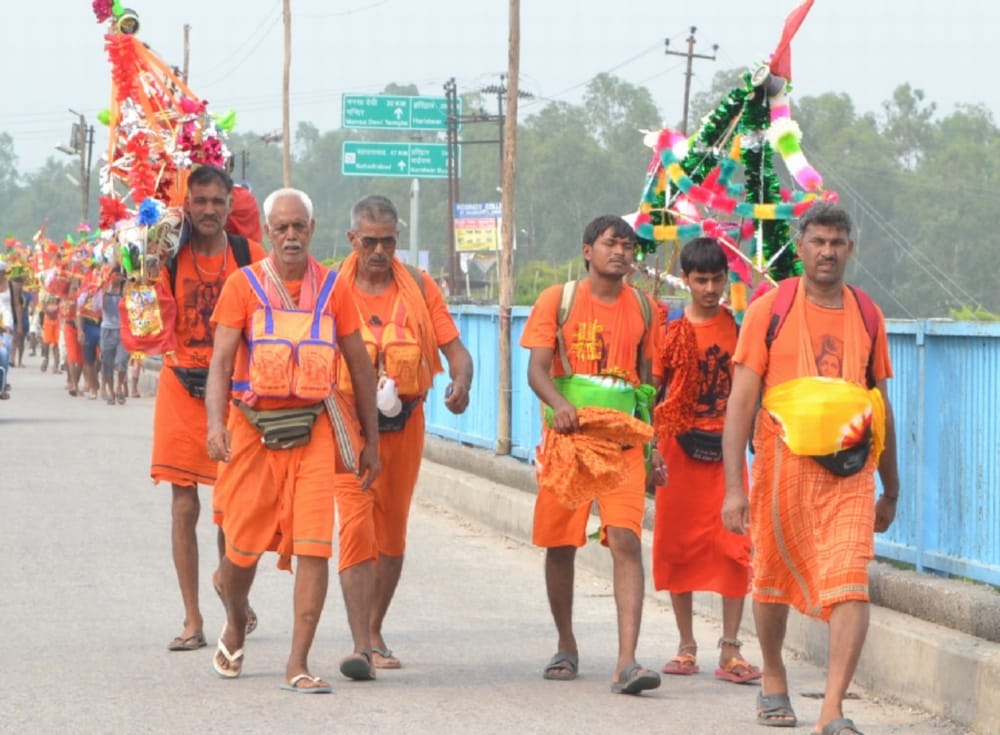 kanwar are with india flag t shirts during yatra