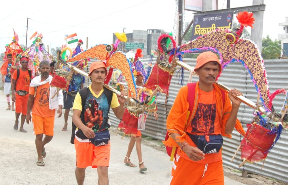 kanwar are with india flag t shirts during yatra