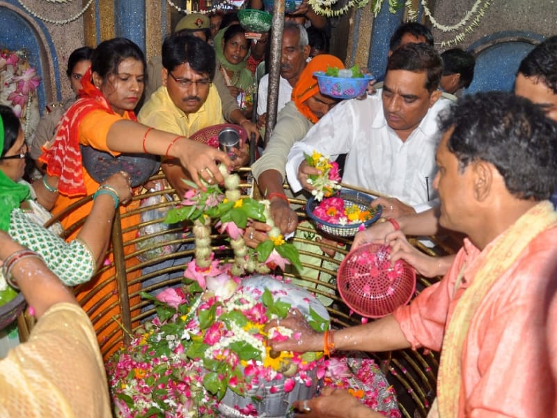 interesting information about mankameshwar temple lucknow